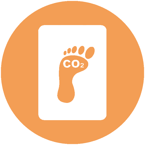 Ein weißes Icon, das ein Zertifikat mit einem Siegel und einem Fußabdruck, in dem "CO2" steht, auf einem orangefarbenen Kreishintergrund darstellt. Dieses Symbol steht für das Klimazertifikat. 
